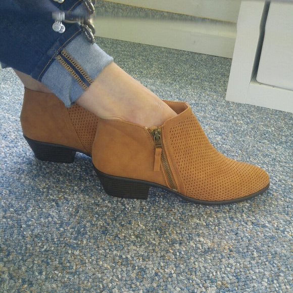 6.5 Cognac distressed perforated low heel bootie - Picture 3 of 8